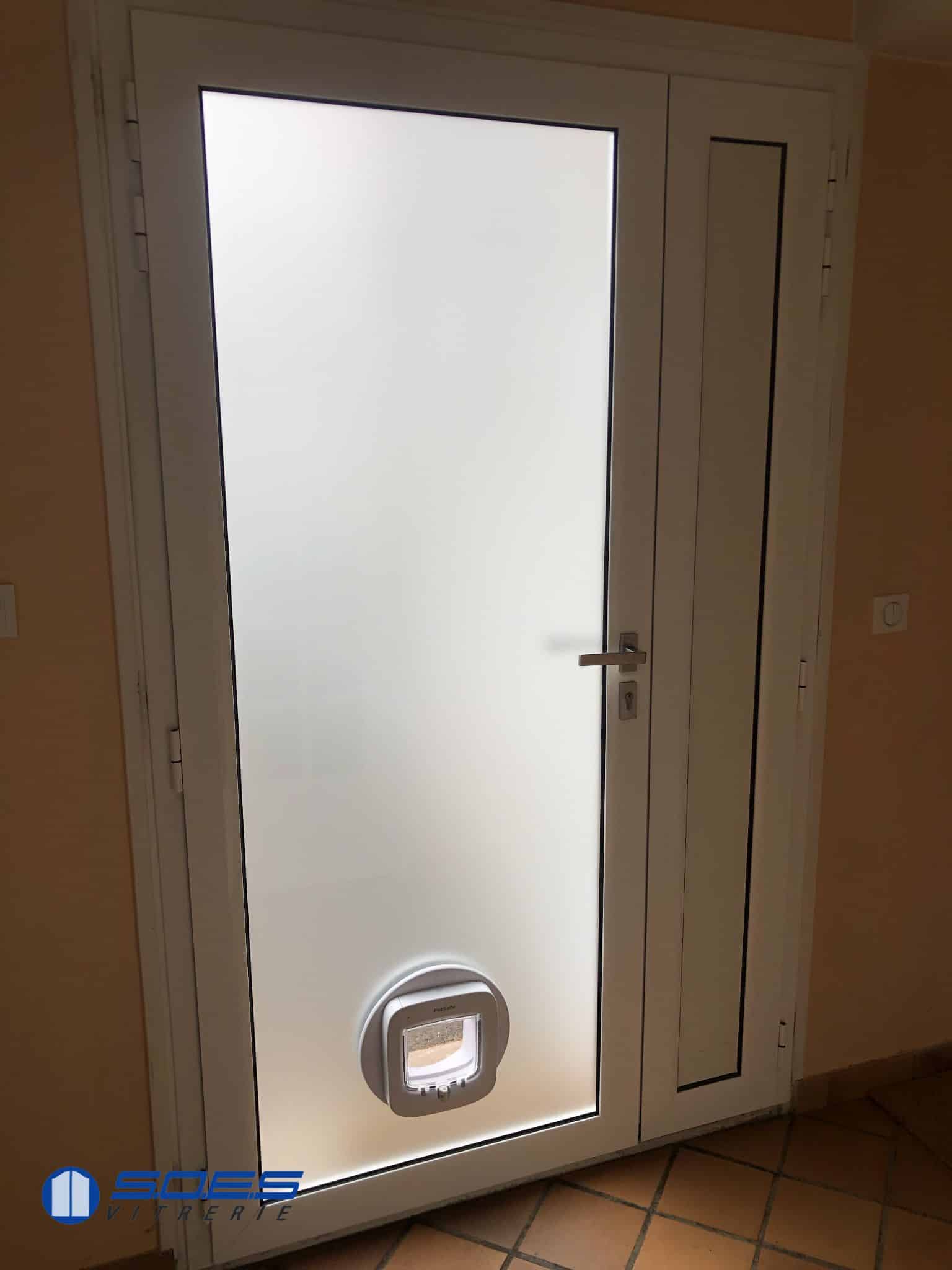 Chatière pour chat posée sur une porte d’entrée vitrée et sécurisée