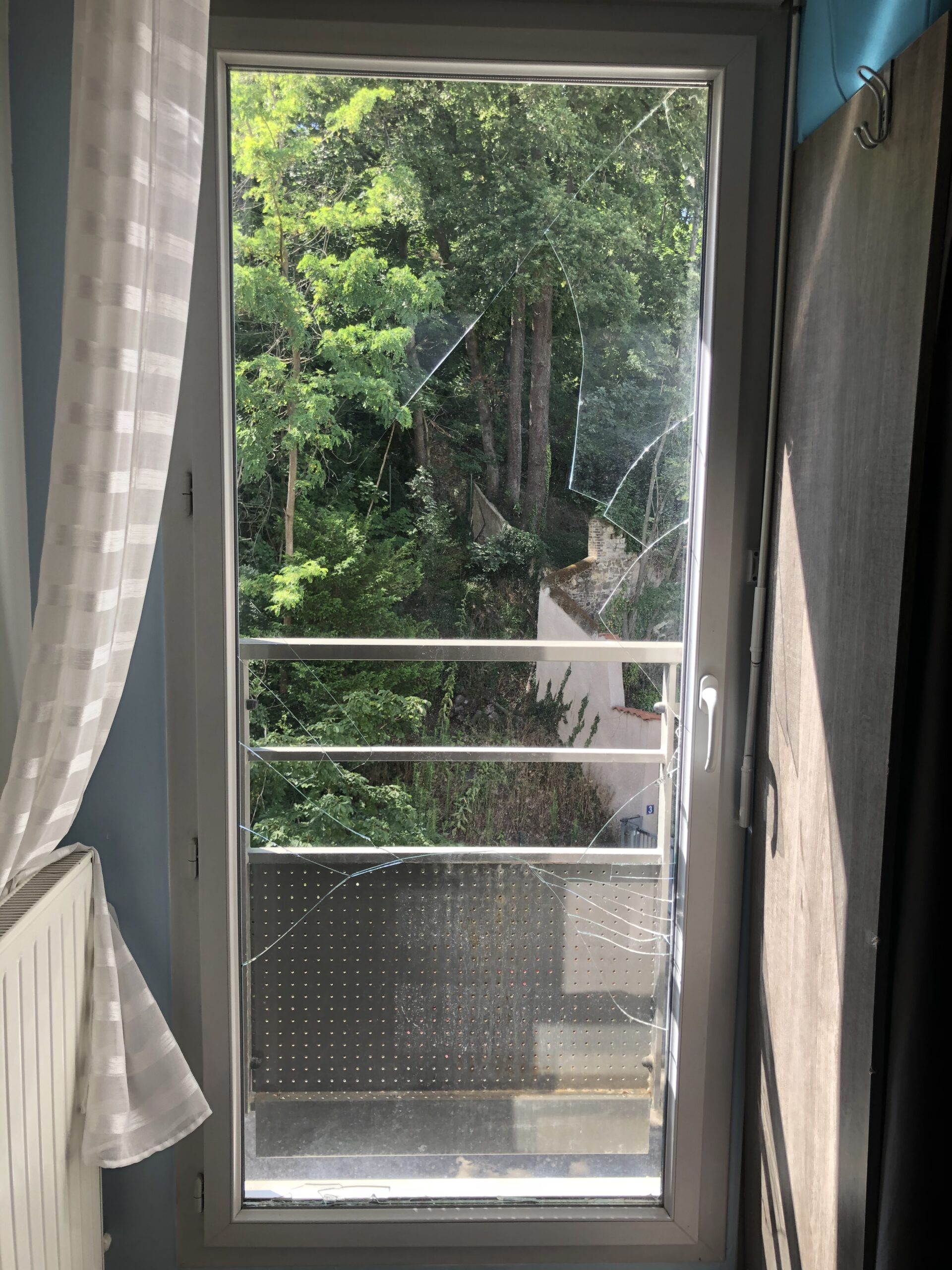 Double vitrage cassé d'une porte-fenêtre en pvc