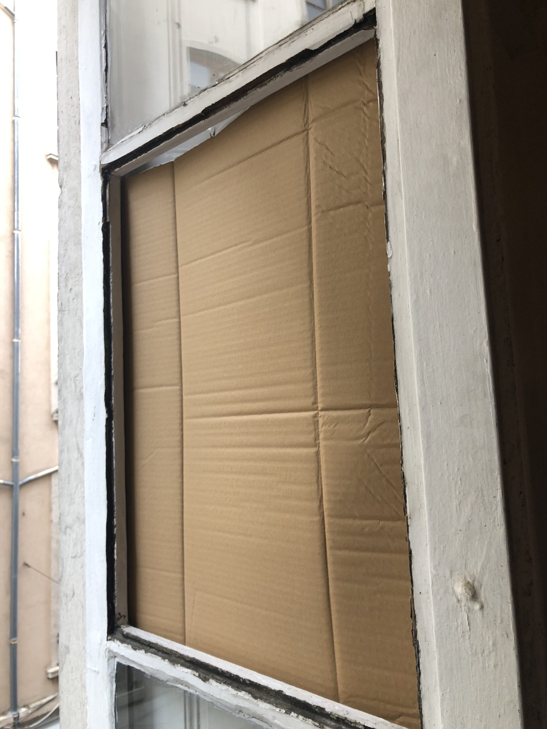 Simple vitrage cassé sur une fenêtre en bois