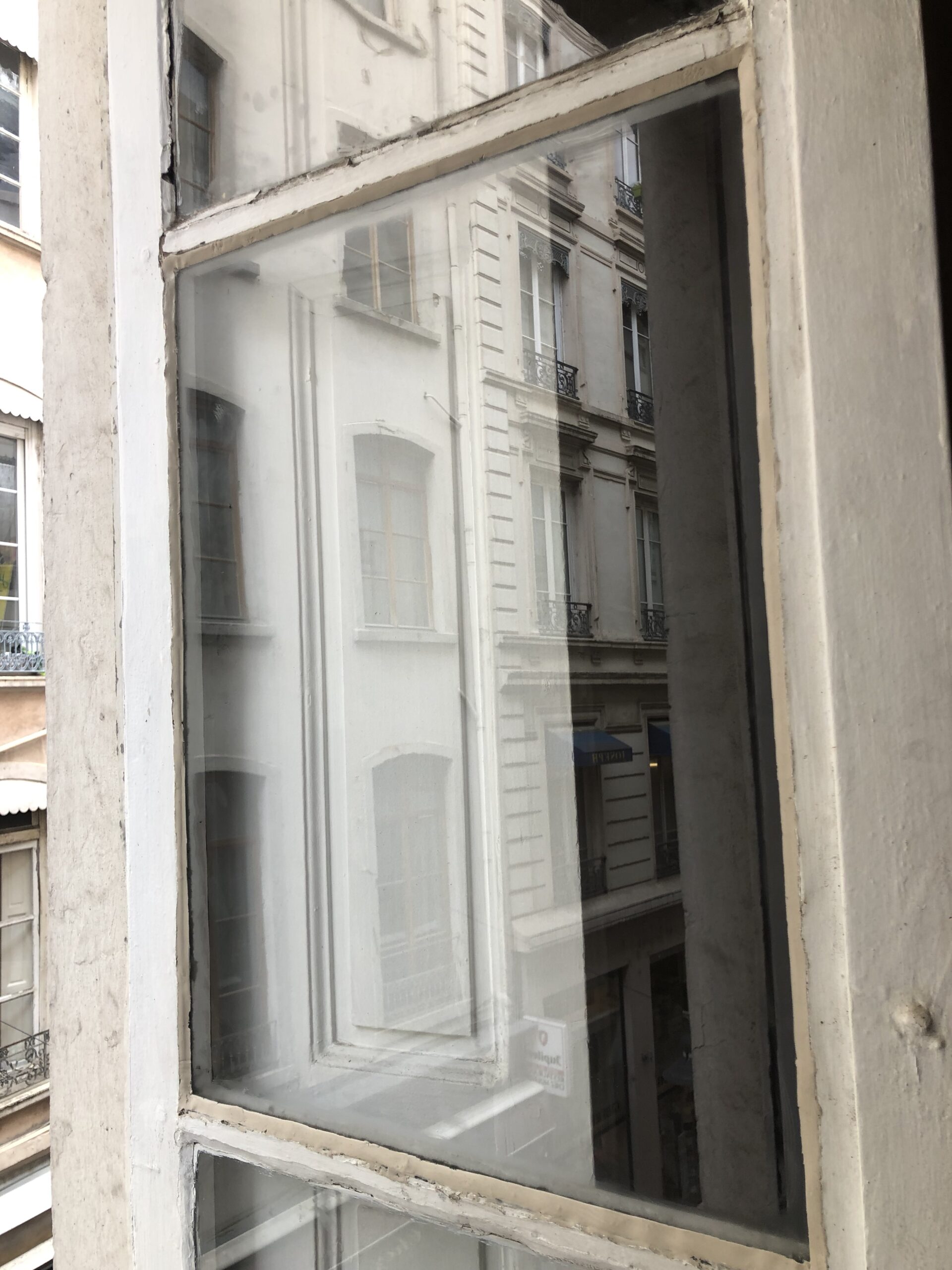 Simple vitrage remplacé sur une fenêtre en bois