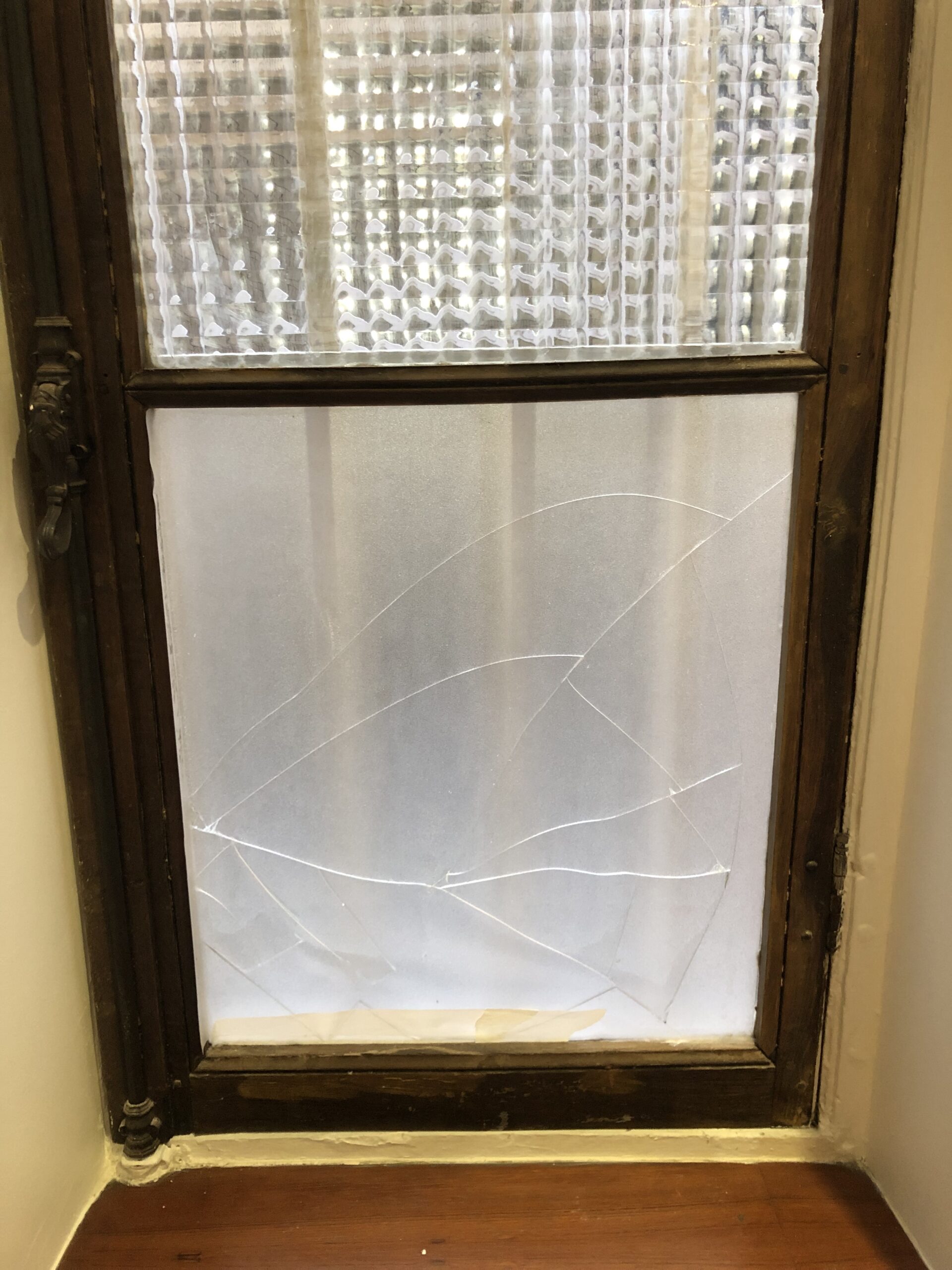 Vitrage simple imprimé fissuré sur une fenêtre bois