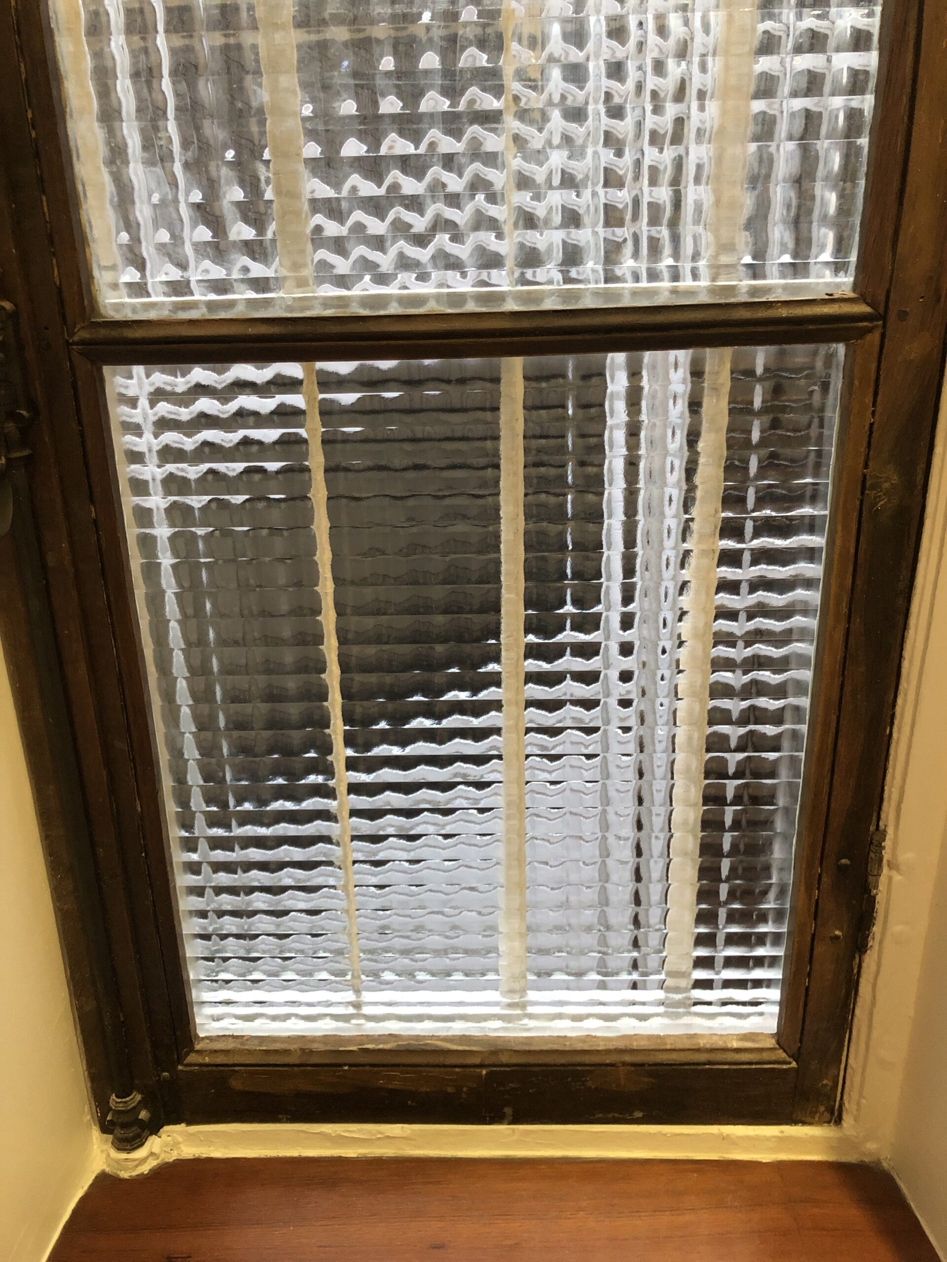 Vitrage simple imprimé rééparée sur une fenêtre bois