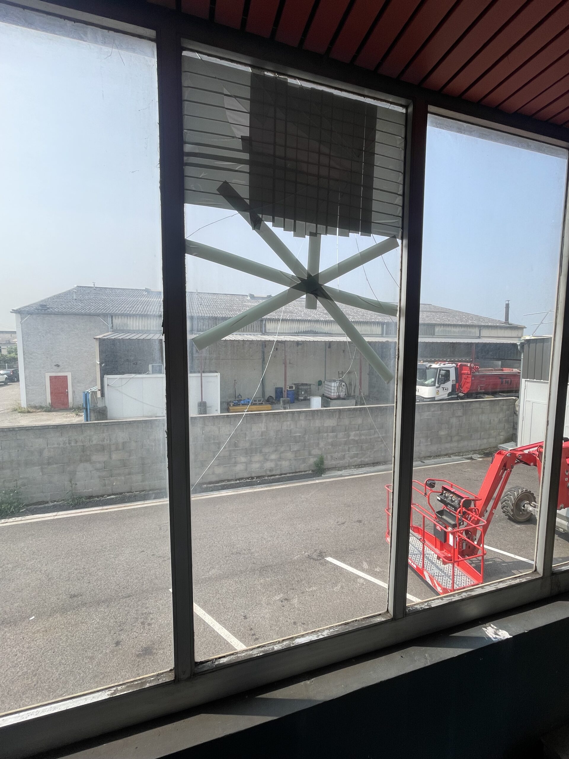 Vitrine en hauteur cassée et scotchée