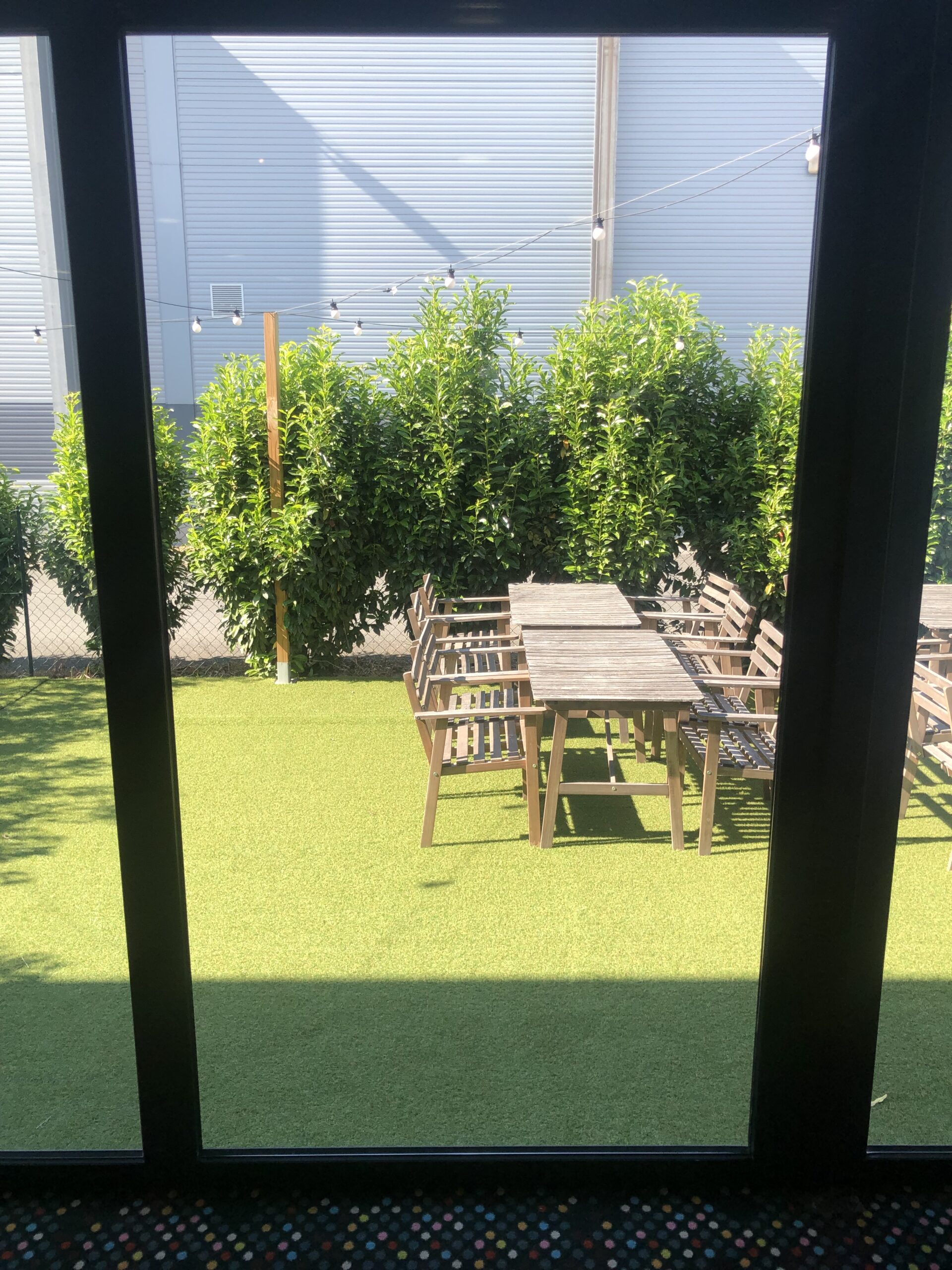 Vitrine remplacée donnant sur une terrasse exterieure ensoleillée