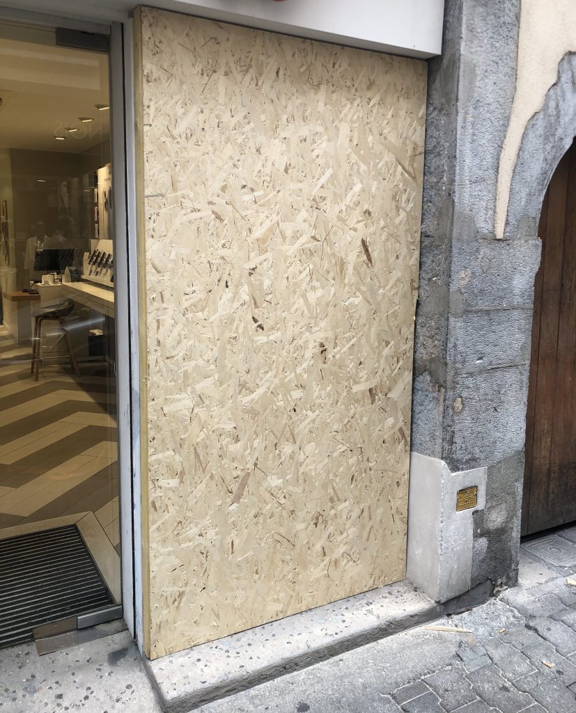Barricade en bois sur vitrine avant manifestations