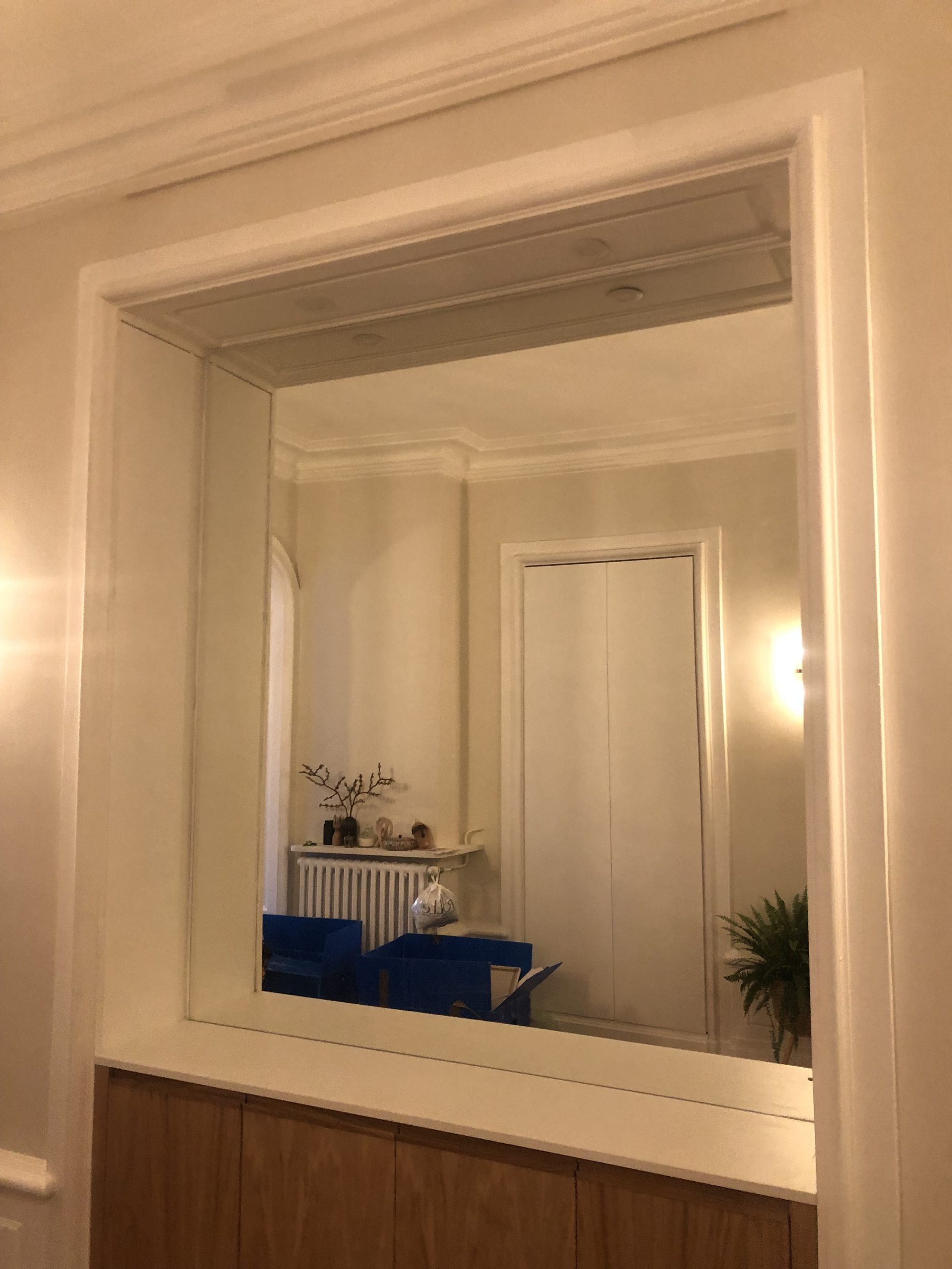 Miroir sur un mur de salon