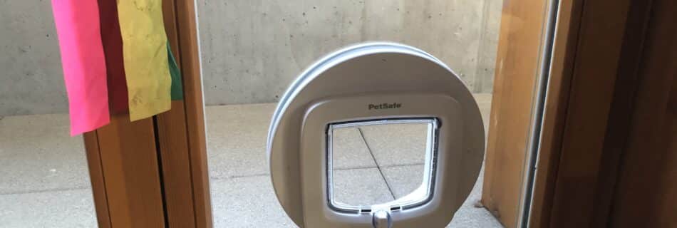 détail pose chatière sur vitre à Lyon 2 découpe précise et finition soignée